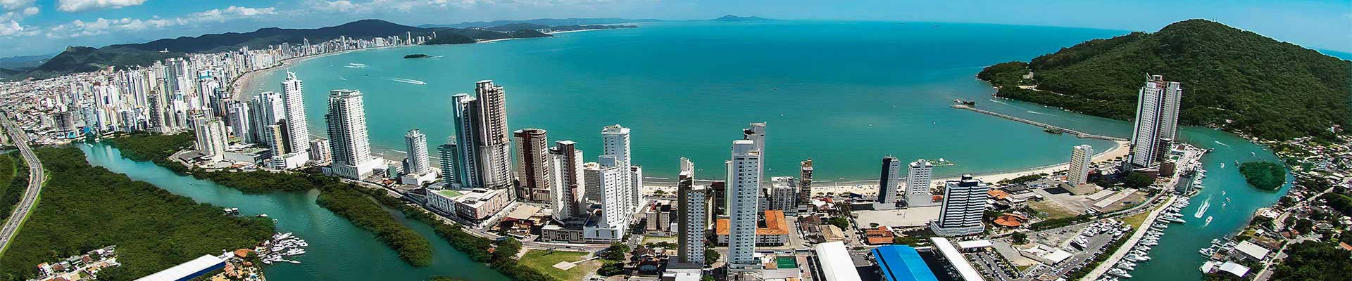 Domo Technology Day, em Balneário Camboriú Vista aérea da cidade de Balneário Camboriú, em Santa Catarina, sul do Brasil, com sua principal praia ao fundo.